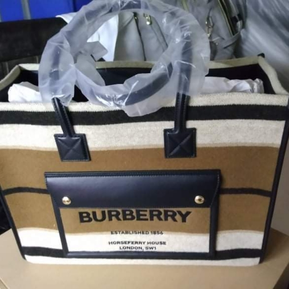 Burberry tote - Picture 1 of 6